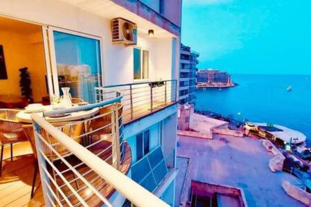 Stunning Beachfront Apartment In St Julians Sliema Buitenkant foto