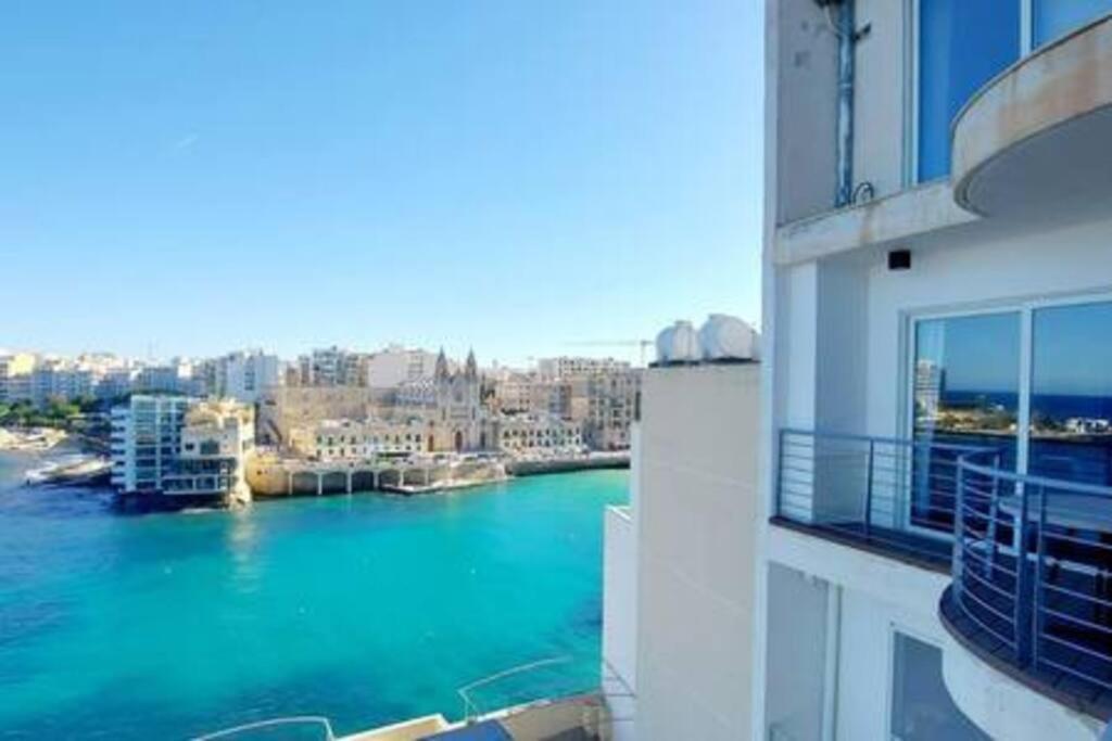 Stunning Beachfront Apartment In St Julians Sliema Buitenkant foto