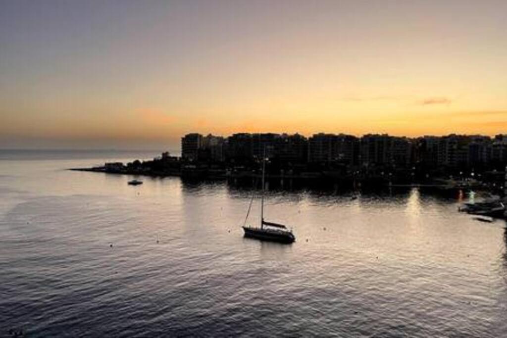 Stunning Beachfront Apartment In St Julians Sliema Buitenkant foto