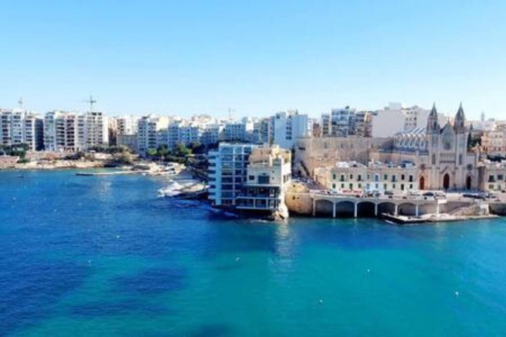 Stunning Beachfront Apartment In St Julians Sliema Buitenkant foto