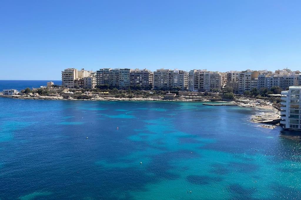 Stunning Beachfront Apartment In St Julians Sliema Buitenkant foto